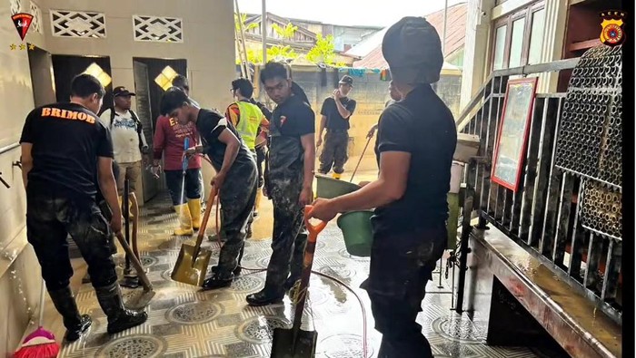 polisi-bersihkan-masjid-raya-alfurqan-aceh-tamiang-1765856546046_169