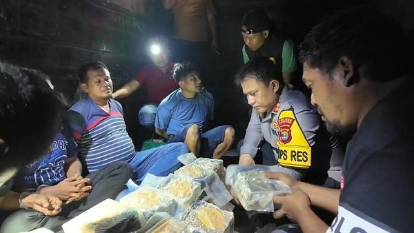 polisi-saat-menggagalkan-penyelundupan-sabu-1225-kg-dari-aceh-di-pelabuhan-bakauheni-lampung-selatan-1768210099858_169